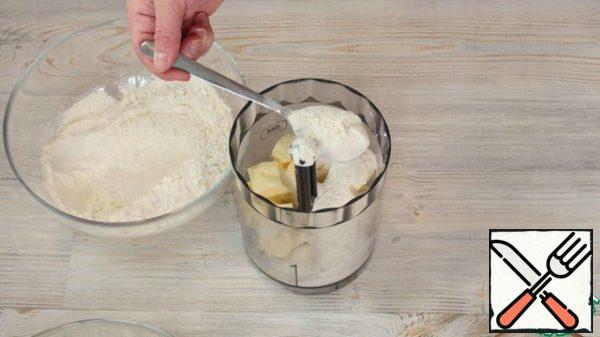 Cut the butter into squares to make it easier to grind in a blender.
Mix butter, flour, and salt in a blender. Stir the mixture until smooth. Remove the butter directly from the refrigerator.

