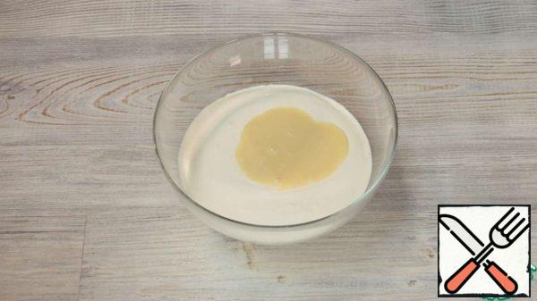 In a separate bowl, mix sour cream and condensed milk. Take sour cream with a fat content of 20%, but with less fat it will be perfect. Do not be afraid, if the cream turns out to be liquid, the crumb perfectly absorbs moisture, and the cream will thicken when the cake stands in the refrigerator. Condensed milk can be replaced with powdered sugar. You can also add orange zest to the cream.
Also in the season of fresh raspberries, you can add it to the cream, it will be very tasty.
