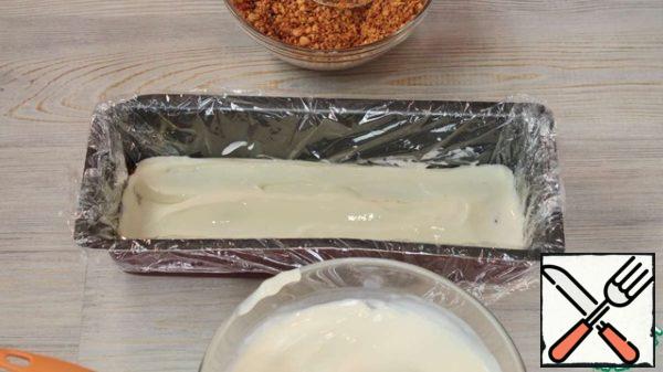 Then pour in the cream so that they are completely covered with crumbs. So, layer by layer we spread the pie together. Do not press down the crumb, otherwise the layers will not be even.
