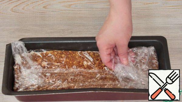 At the end, sprinkle the remaining crumbs on top. Cover with plastic wrap and refrigerate. My pie stood for about 2 hours. Remove from the mold, remove the plastic wrap and decorate as desired.
The crumb is very well soaked and a full-fledged pie with a characteristic honey note and sour cream is obtained.
