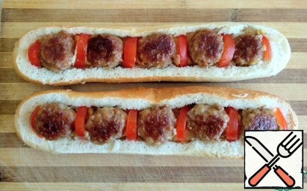 Distribute the chopped cherry tomatoes between the balls.
