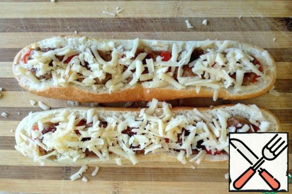 Sprinkle with the remaining cheese. Put it in the microwave and cook until the cheese melts. These snacks are very convenient to take with you to nature, wrapped in foil.
