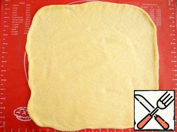 Divide the dough into 2 equal parts. We roll out each piece into a rectangle.
