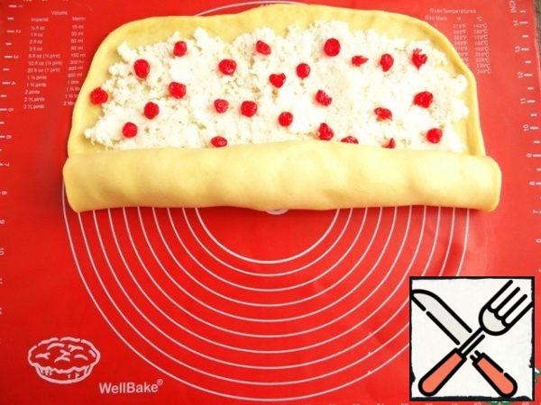 I roll out the dough with a roll with stuffing, pinch the edges.
