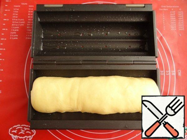 I lubricate the molds with vegetable oil. We spread it out in the form of rolls.
