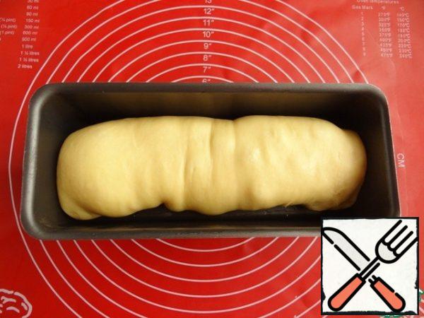 The second shape I used is a cake mold, measuring 24.5*9.5 cm. We pierce the rolls with a toothpick so that excess air comes out.

