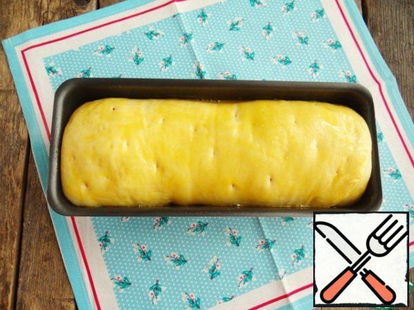 Cover the molds with a film and let the rolls increase in volume by about 1/3. Grease the top of the roll in the form of a cake with yolk.
