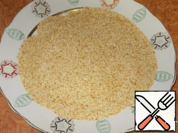It is desirable to sort out sesame seeds so that not a speck of dust gets in. Then fry it in a dry frying pan until a delicate peach shade. Sesame should definitely be tried when buying, so that it is fresh and not bitter! Only when the roasting does not become too golden, do it ... (The photo slightly distorts the color, and the sesame seems darker than it actually is).
