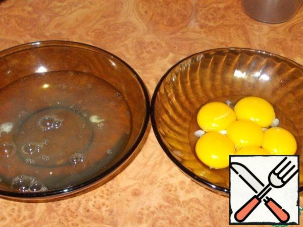 Divide the eggs into whites and yolks.
