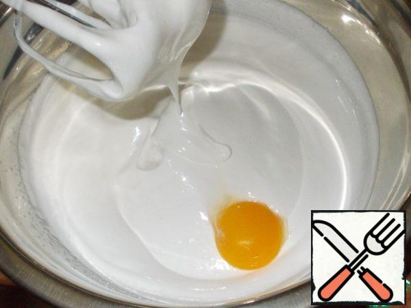 Then, one by one, enter the yolks.
