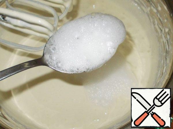 Enter the soda extinguished with vinegar into the egg mass and mix.
