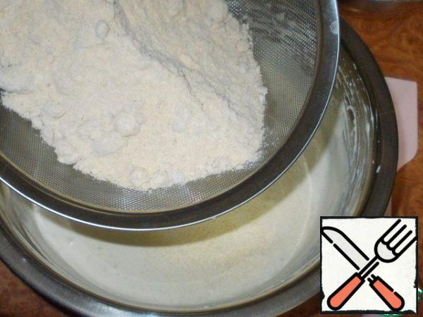 A mixture of flour and sesame is introduced into the egg mass in three steps. Be sure to sift! Since sesame is almost always taken in lumps... the sieve "whips" its structure. It is not recommended to take too fine a sieve, since sesame leaves are larger than flour and it will be difficult to sift them through too small a cell.
