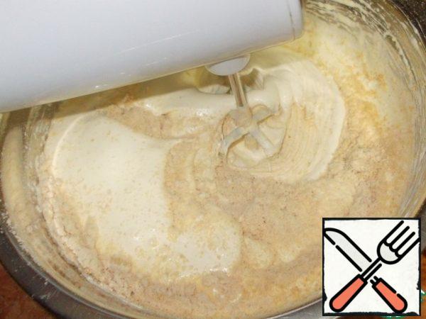 The flour mixture is kneaded into the dough either with a spatula or a mixer at a minimum speed. It's more convenient for me to use a mixer... This way it turns out faster, and the dry ingredients are distributed more evenly.
