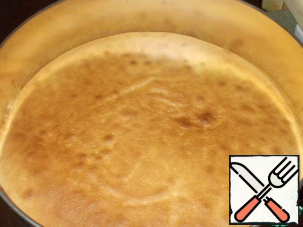 Remove the finished pie from the oven. We draw the blade of the knife along the side so that the cake is well separated from the mold.

