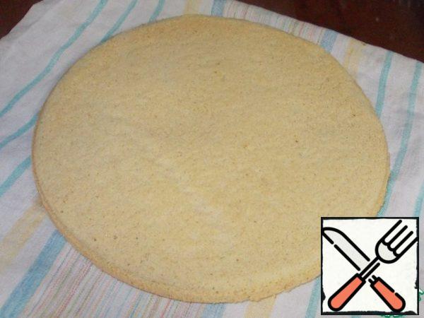 Transfer the cake to a towel and remove the parchment. Leave to cool. Meanwhile, cover the bottom of the mold with a fresh sheet of prepared parchment, lay out the second portion of the dough and send it to the oven.
