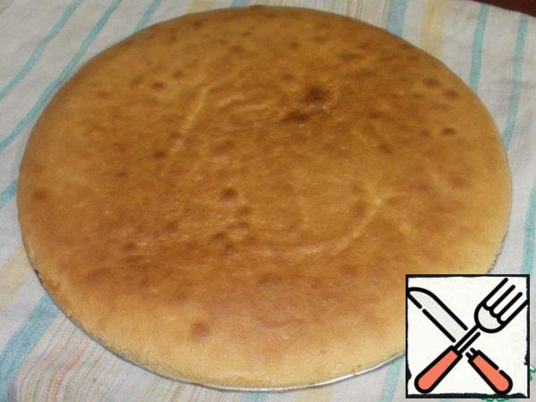While the second cake is being baked, the first one has almost cooled down. Turn it upside down and leave it to cool down further.
