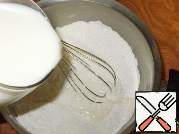 In a saucepan with a thick bottom, mix sugar, starch, flour and pour in the milk, stirring with a whisk so that there are no lumps.
