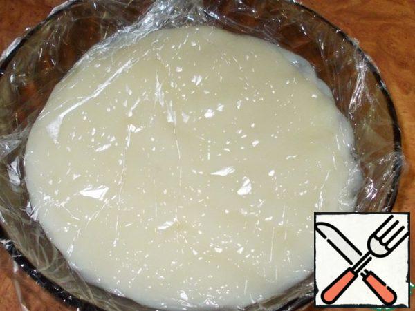Now the custard should cool down. I prefer to put the mass in a bowl and cover with cling film when in contact.
