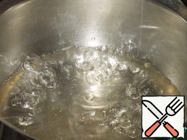 While the cakes and custard are cooling, we will boil the syrup for impregnation. Mix sugar and water. Bring to a boil over low heat and cook for 3-5 minutes. Then remove from the heat and pour in the cognac. You can do without cognac. This pie doesn't have to be very moist, but if you and your family like wetter pies, double the amount of syrup.
