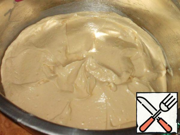 Softened butter, beat with boiled condensed milk while continuing to whisk, introduce the cooled custard portion of a spoon. The resulting cream is sent to the refravigerator for 20 minutes to stabilize.