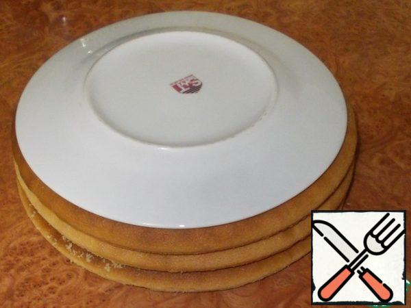 Cakes stacked, cover with a plate on top, the diameter of which is slightly smaller than the diameter of the cake.
