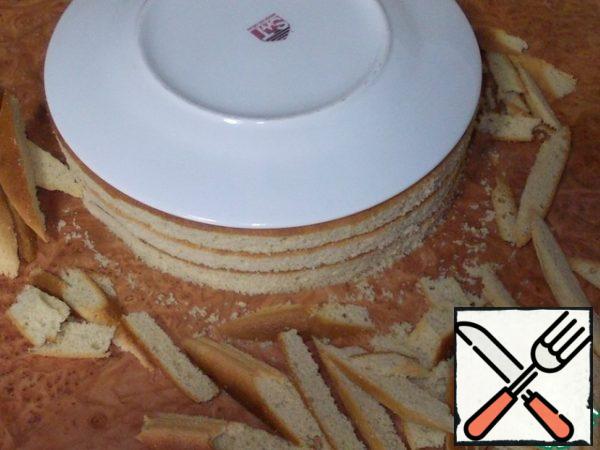 Trim the edges with a sharp knife. The most convenient way to do this is to use a nail file knife. The trimmings will still be useful to us, so do not rush to give them to the household!
