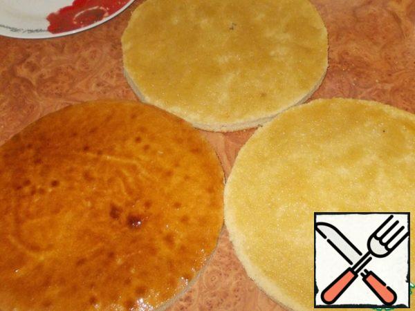 Impregnate the cakes with syrup. Cake, which will be in the bottom of the cake, impregnated on top, and the other two impregnated from the bottom.