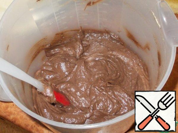 Mix the rest of the cream with a tablespoon of cocoa. You can mix it with a mixer, or you can use a silicone spatula or spoon.
