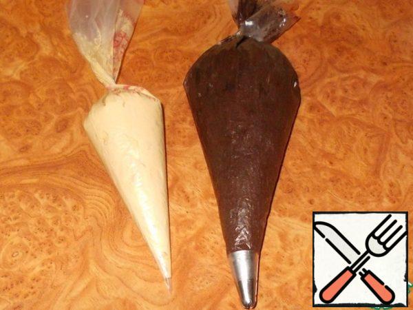 Transfer the dark cream to a pastry bag with a "closed asterisk" attachment. A light cream or in a pastry bag with a "circle of 3 mm" nozzle, or you can simply cut off the tip of the bag to form a hole of 3 mm.
