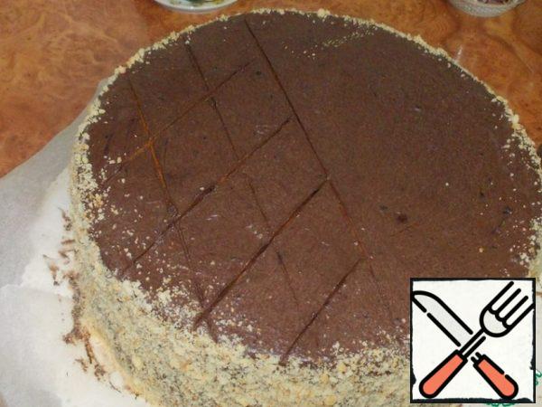 On the surface of the cake, make a marking with lozenges. In today's cake, I will make a mesh only half, since I want to place an inscription on the second part.
