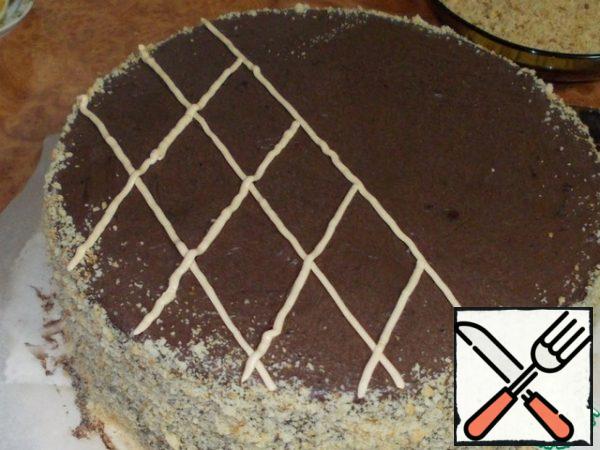 Draw light cream stripes. Brown cream using the nozzle "closed asterisk" make a rim around the circumference of the cake.
