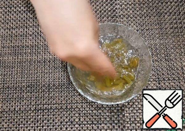 Rinse the raisins thoroughly in cold water. No need to soak.
