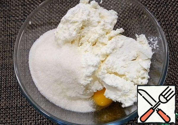 In a deep bowl, using an immersion blender, whisk the cottage cheese, eggs, salt, vanilla sugar and powdered sugar until smooth.
