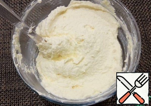 Add semolina and mix thoroughly. Leave on the table for 10-15 minutes so that the semolina swells.
