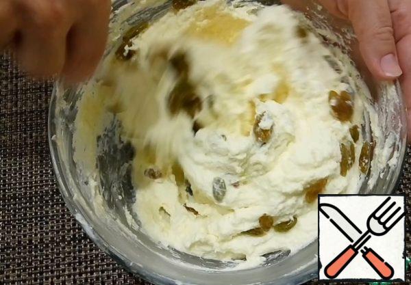 Add the raisins and mix with the cottage cheese.
