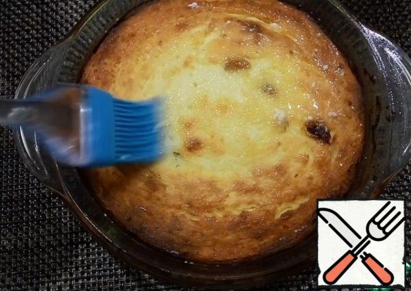 Cover the curd casserole with a lid or foil and put it in a preheated oven for 20 minutes at 180 degrees.
After 20 minutes, remove the lid or foil and continue baking for another 40 minutes.
Pour the second half of the butter over the finished hot casserole, thanks to this the crust will become softer and more fragrant.
