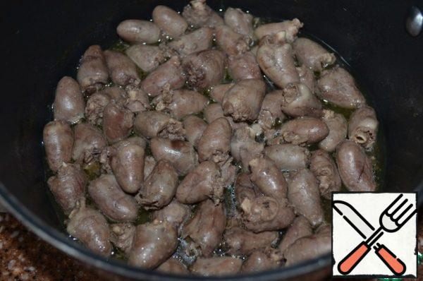 Rinse the hearts, trying to remove blood clots.
Squeeze out of the water, put in a saucepan, pour water, only covering the hearts.
Cook for 10 minutes.
