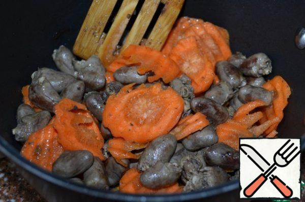 Drain the broth from the hearts into a bowl,
add the carrots and fry over medium heat for 5 minutes.
Be careful, the hearts "shoot".
