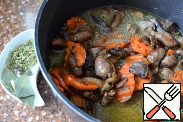 Pour the broth from the hearts.
