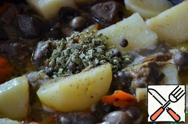 Put mushrooms with onions, potatoes in a saucepan,
add dried herbs and pepper. Salt.
