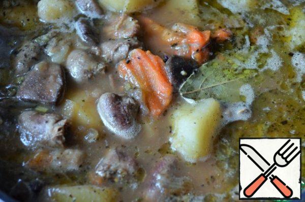 Add boiling water to the desired density.
Salt. Simmer over low heat until the potatoes are cooked.
At the end, add the bay leaf. Remove from the heat.
Let it brew for a few minutes, remove the bay leaf.
