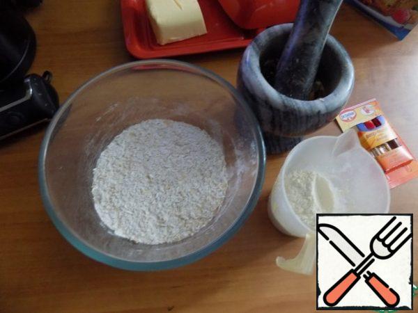 Pour the mixture into a bowl where we will knead the cookie dough. Add flour, but preferably wholegrain. I crushed the nuts with a pestle in a mortar not finely. They can be fried in advance.
