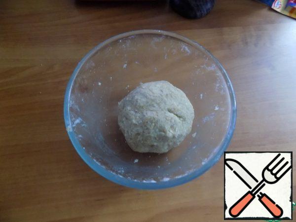 Grind them into crumbs with your hands. If the dough turned out to be too crumbly, then you need to add a little more oil. The dough turned out to be pliable, does not stick to my hands, and I rolled it into a ball.
