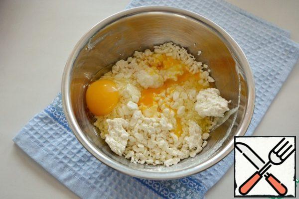 Put cottage cheese and eggs in a bowl, add salt.
