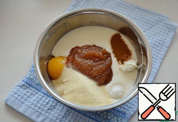 Add yogurt (without additives), cinnamon, jam and semolina.
Instead of yogurt. The sour-milk flavor will be more intense, but it is also delicious with yogurt. This time I made yogurt.
