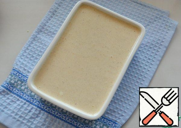Pour the curd mass into a baking dish (21 * 14 cm). I do not lubricate the ceramic mold, you can put a sheet of parchment on the bottom to make the casserole easier to take out.
You can take a larger form, then the casserole will be slightly lower.
