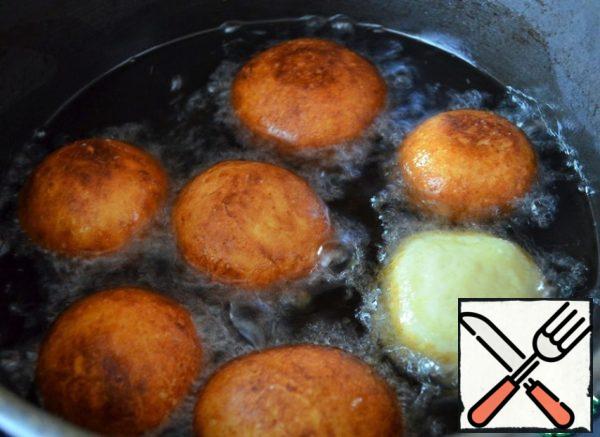 Heat the vegetable oil and lard, add a pinch of salt.
If there is no fat, do not worry, fry only in oil.
Lay out the crumbly balls, fry on a slightly above medium heat until golden brown, turning regularly.
