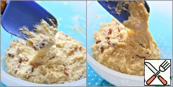 The consistency of the dough should be like very thick pancakes. That is, it no longer falls from the blade, but it is impossible to stretch it with your hands. (sticky, viscous)
Cover the bowl with plastic wrap and put it in the heat for 45-50 minutes.
