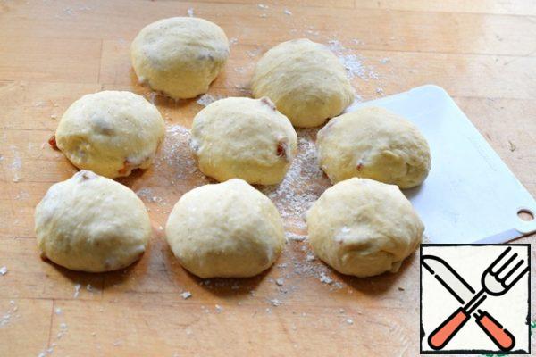 Divide the dough into 8 (...10) equal parts.
