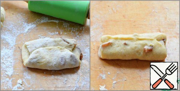 .. do the same with the second edge. Then fold the blank in half and blind both sides together. It turns out an oblong pie-bun.
